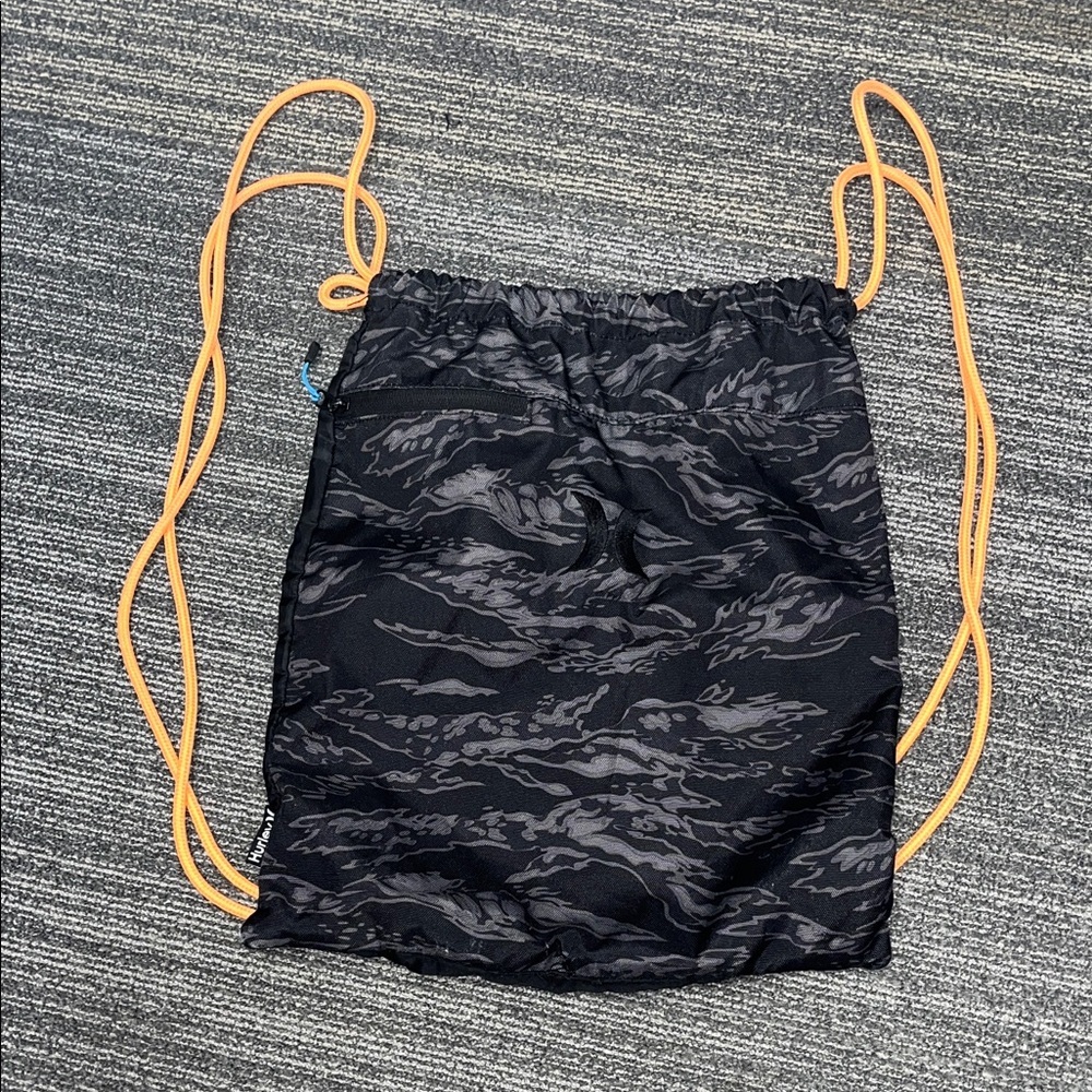 Hurley Black and Gray Drawstring Backpack / workout sac
